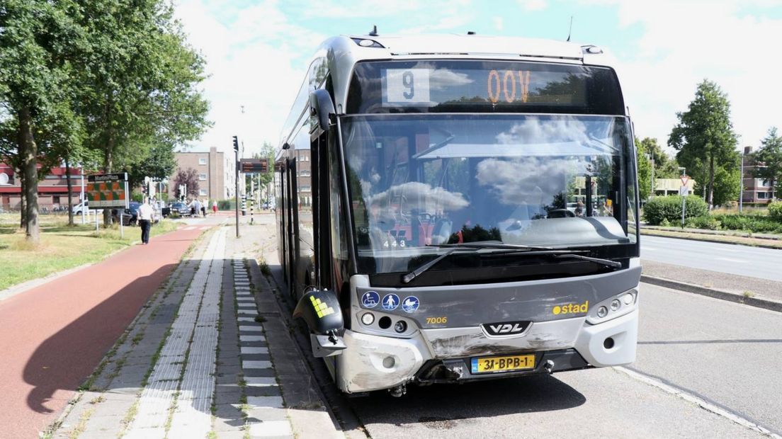 Ook de bus raakte beschadigd bij de botsing