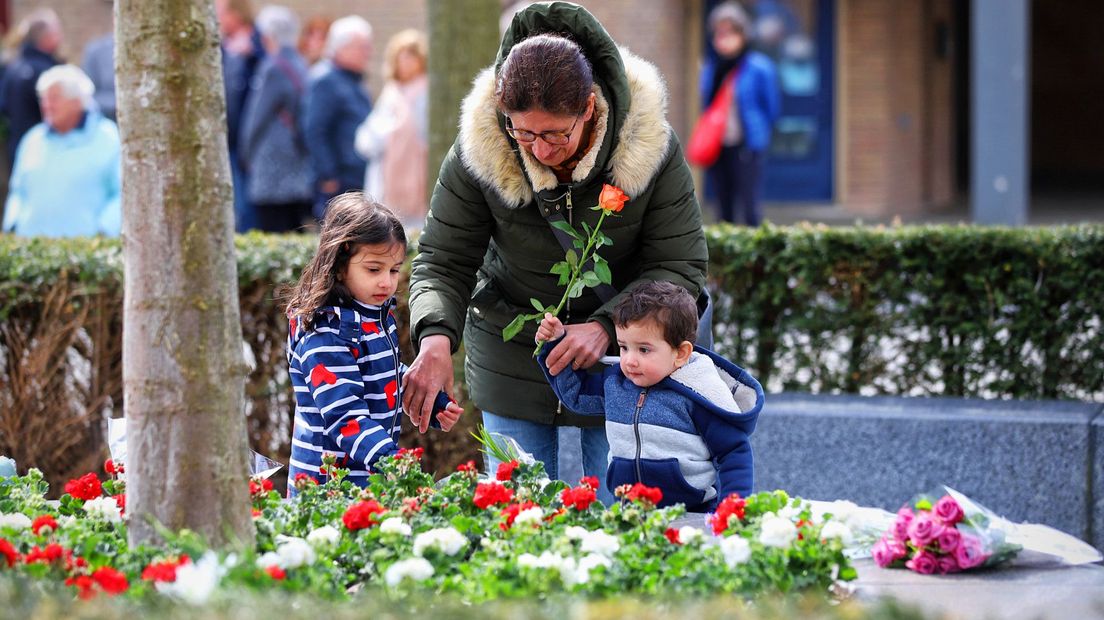 Bij winkelcentrum Ridderhof worden bloemen gelegd