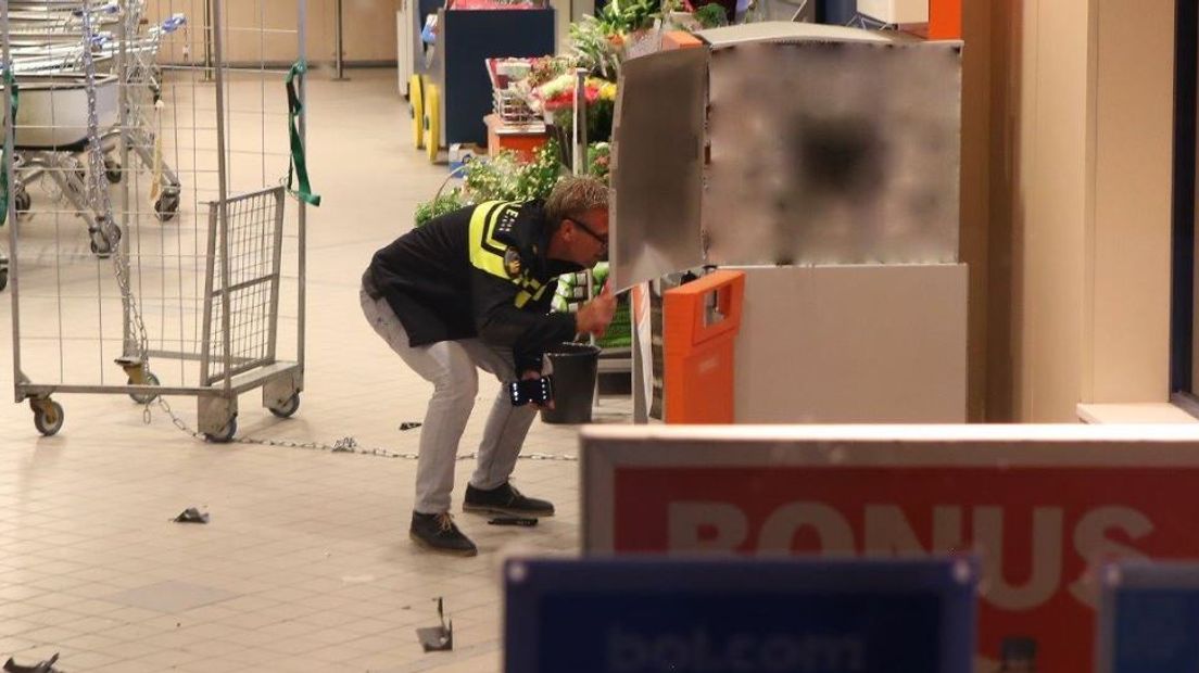 Onbekenden hebben woensdagavond laat een plofkraak gepleegd op de Albert Heijn aan Achter 't Veer in Geldermalsen. Volgens de politie is er geen geld buitgemaakt.