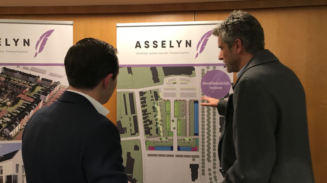 Belangstellenden bekijken het bouwplan voor de wijk Asselyn op het Veemarkterrein (Rechten: Margriet Benak / RTV Drenthe)
