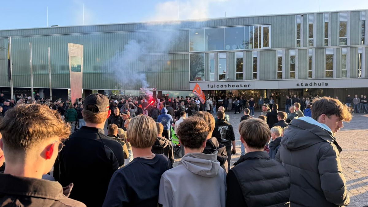 Honderden mensen demonstreren tegen opvang vluchtelingen IJsselstein