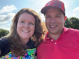 Ilona en Johan zitten elk jaar op de rolstoeltribune tijdens de TT: 'De liefde voor de sport is groot'