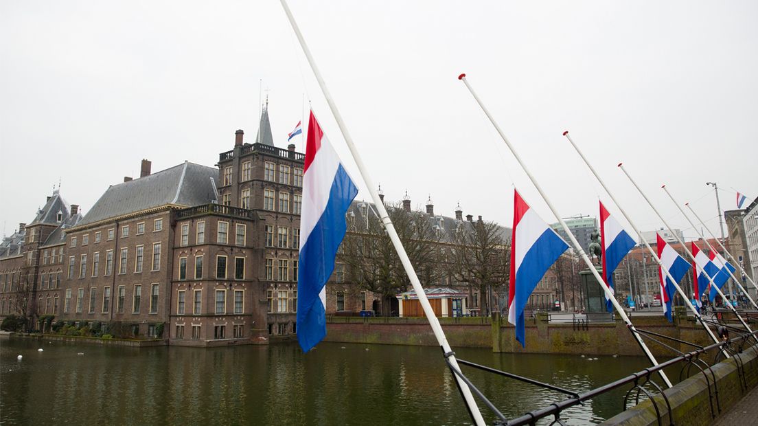 Alle vlaggen hangen halfstok langs de Hofvijver in Den Haag 