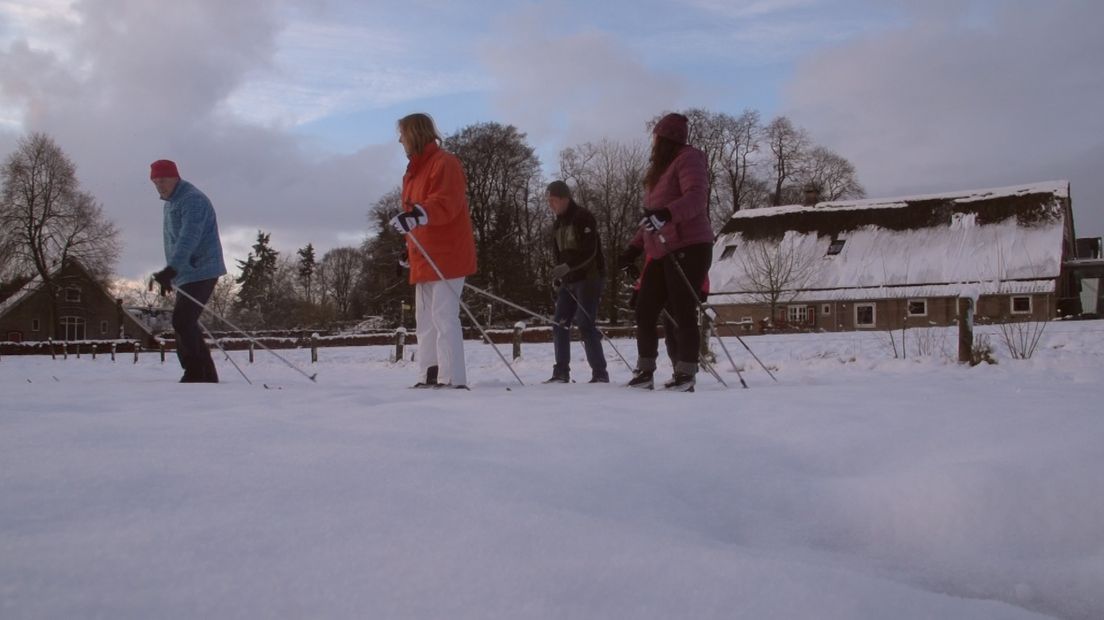 De sneeuw die afgelopen nacht viel zorgde niet alleen maar voor overlast natuurlijk. Heel veel mensen waren er superblij mee, waaronder de wintersporters. Want zij konden op de Posbank bij Rheden zelfs langlaufen. En dat gebeurt niet zo vaak.