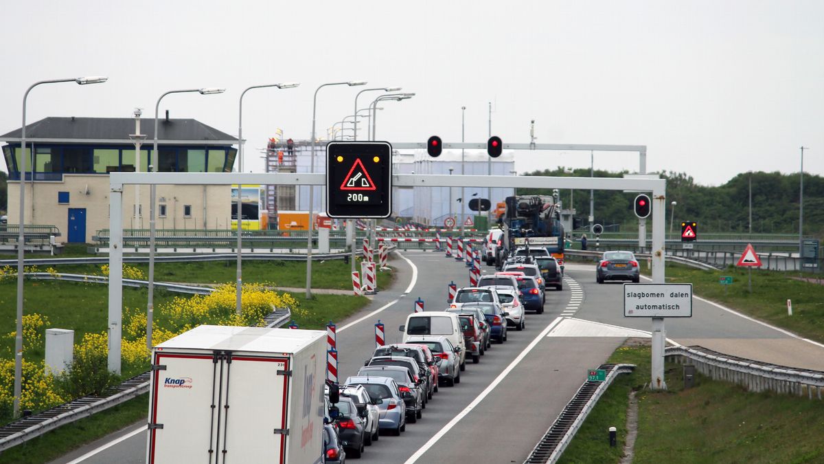 File op de Afsluitdijk: technische problemen bij de Lorentzsluizen