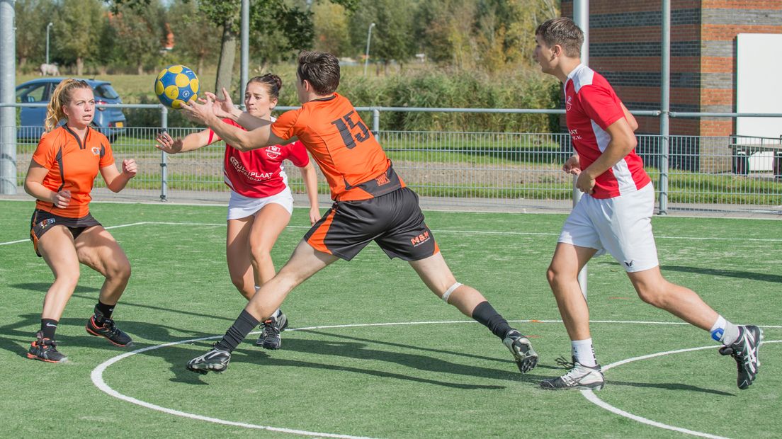 Gijs Gillissen krijgt de bal onder de korf van Sanne Oostinga.