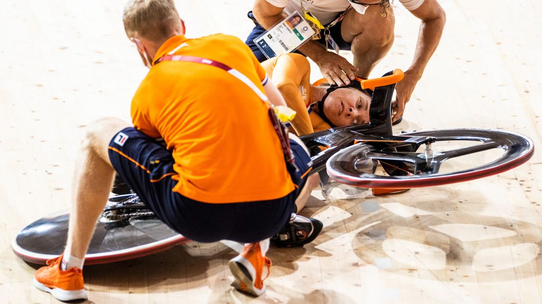 Laurine van Riessen net nadat ze hard onderuit is gegaan op de olympische wielerpiste