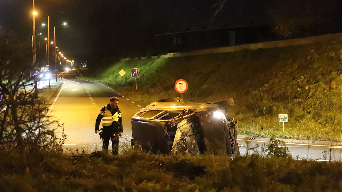 Automobilist verliest controle over stuur, vliegt over rotonde en belandt op de kop in berm