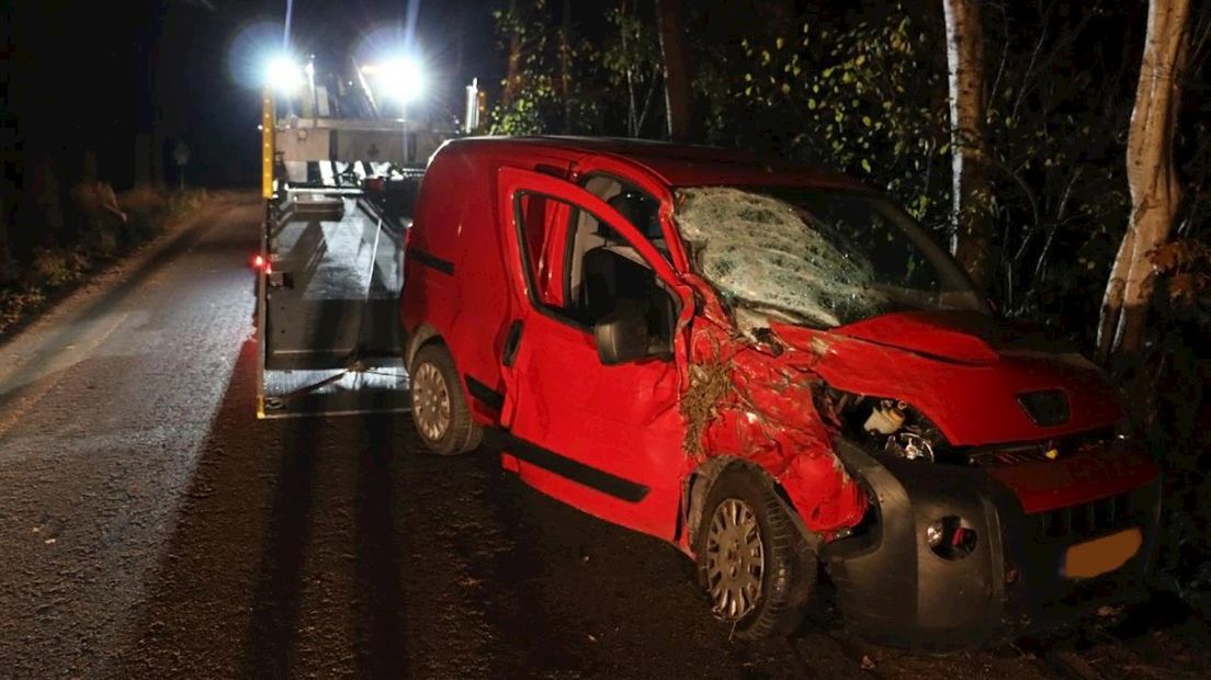 Busje botst op boom in Agelo