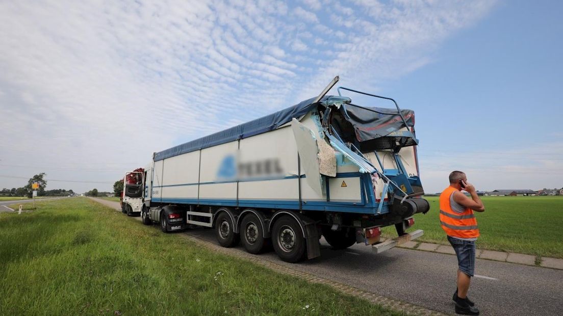 Telekraan botst op vrachtwagen