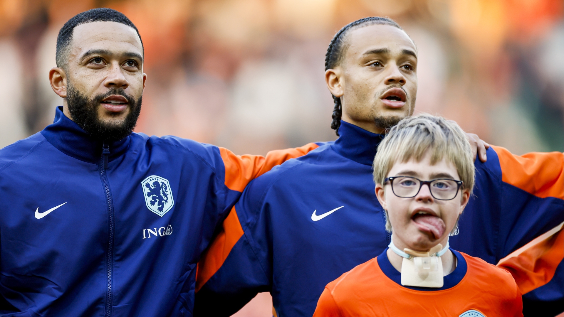 Eén van de kinderen die namens Kids United het veld op mocht
