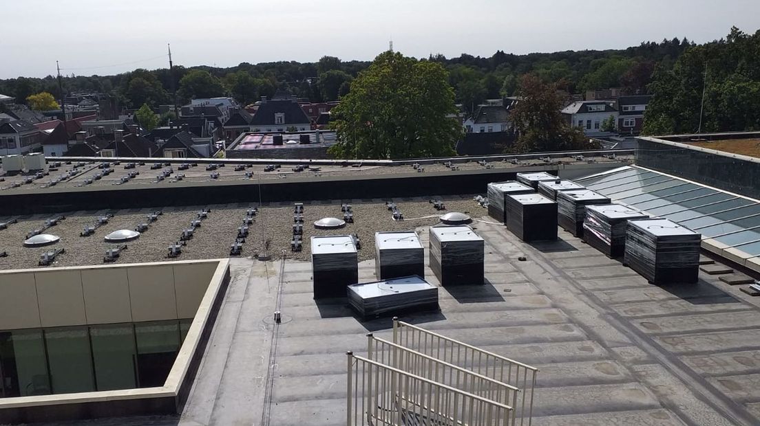 Veel zonnepanelen moeten ook nog teruggeplaatst worden op het herstelde dak van DNK (Rechten: RTV Drenthe)
