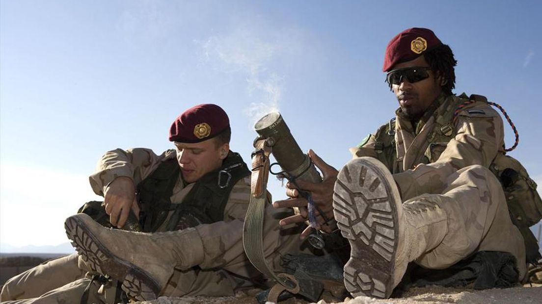 Luchtmobiele militairen vuren vanuit de hand een 60mm-mortier af in Afghanistan
