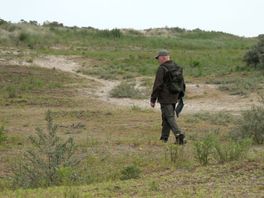 De 77-jarige natuurgids Jaap Tromp in de duinen van Hoek van Holland
