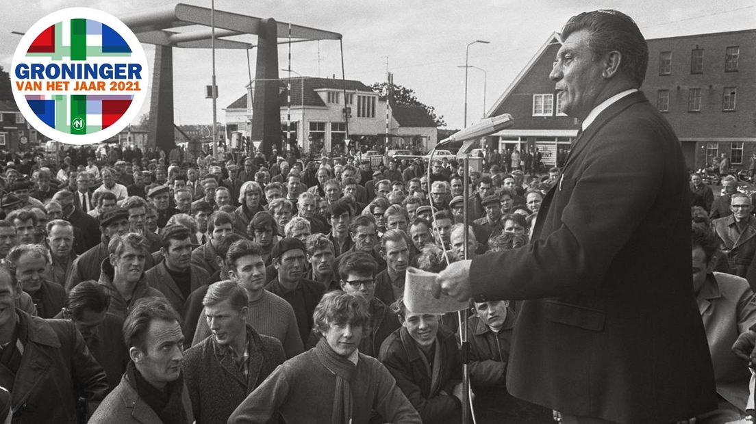 Op een bomvol plein in Oude Pekela spreekt stakingsleider Fré Meis in 1969 arbeiders in de kartonindustrie toe