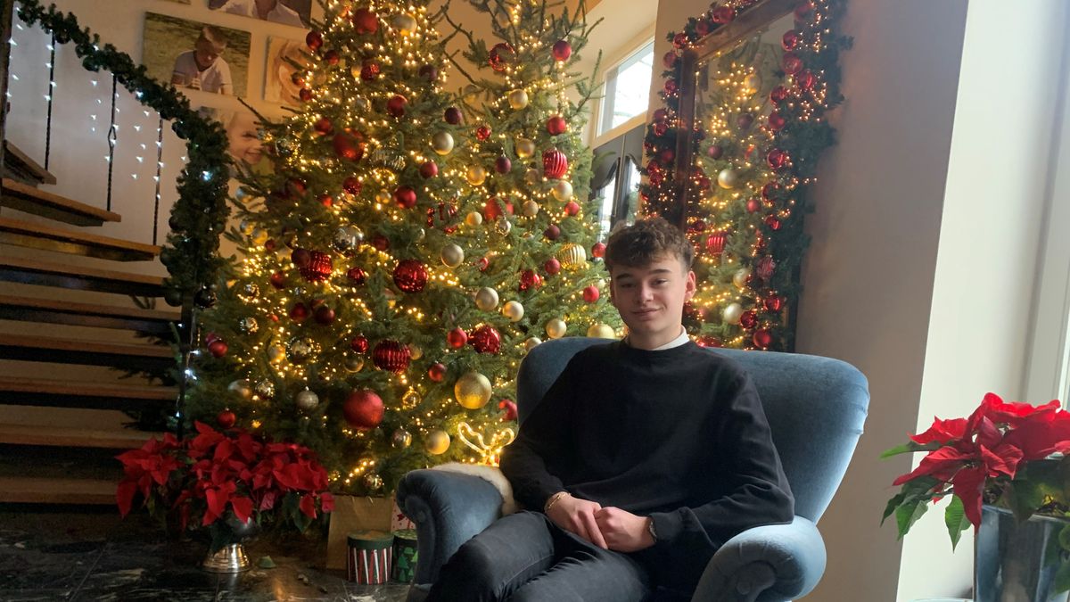 Voor kerst haalt Jop (16) letterlijk alles uit de kast