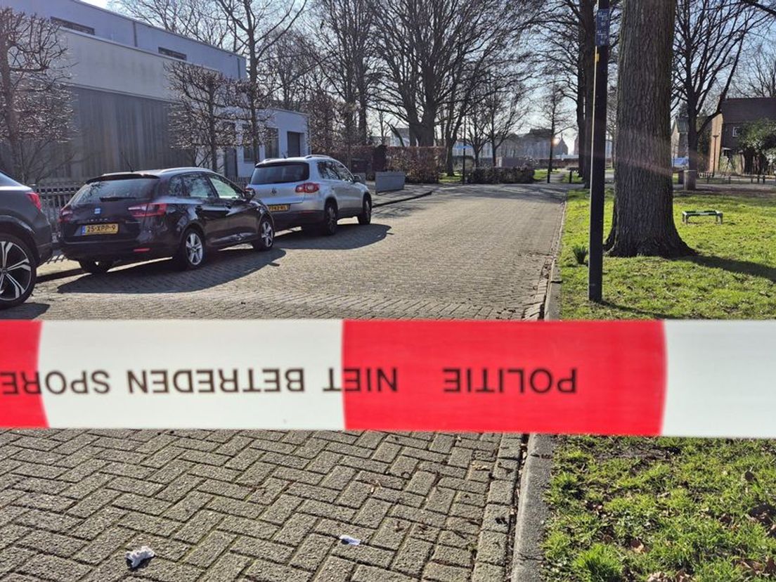 De plek van de aanrijding is zondagmiddag nog afgezet