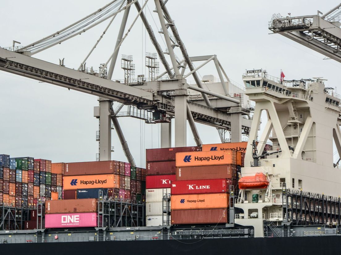Schepen van overal ter wereld lossen hun containers op de Maasvlakte in het havengebied van Rotterdam