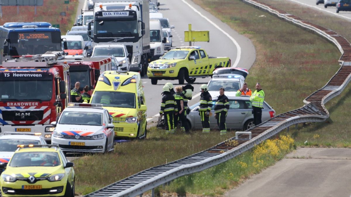 Vertraging op A7: weg dicht na ongeluk bij Oudehaske