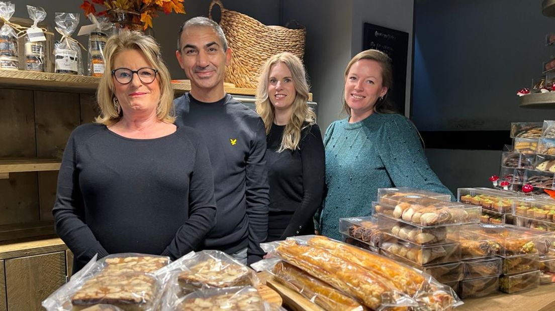 Bakkers Jolanda Mayvis, partner Ali en dochter Stephanie met initiatiefneemster van de crowdfunding: Diete de Vos