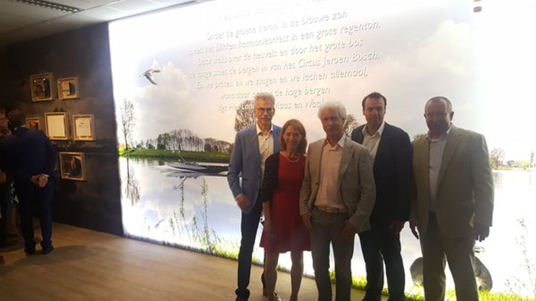 Zanger Boudewijn de Groot heeft in Druten zondagavond een wand onthuld in de nieuwe Boudewijn de Grootzaal in Cultureel Centrum d'n Bogerd. Op de wand is een deel van de tekst van het lied 'Het land van Maas en Waal' te lezen.