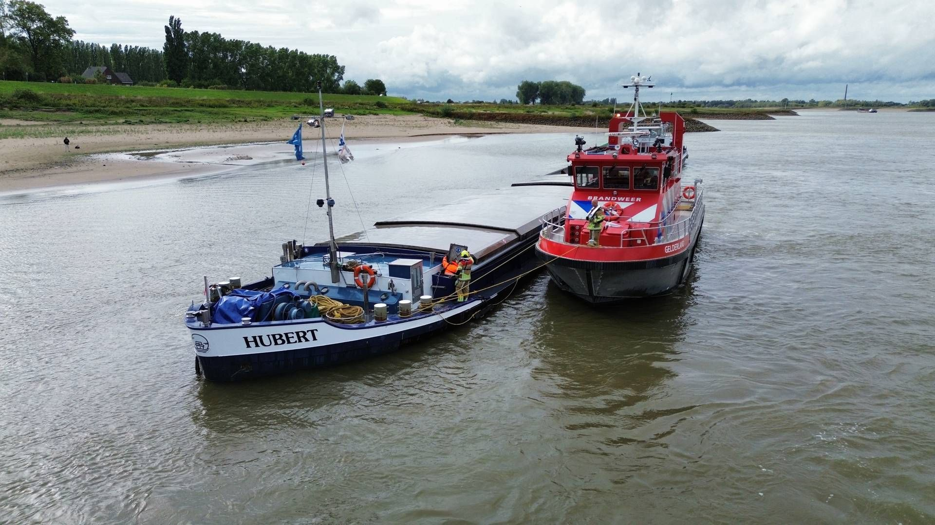 Vrachtschip gedeeltelijk gezonken op de Waal
