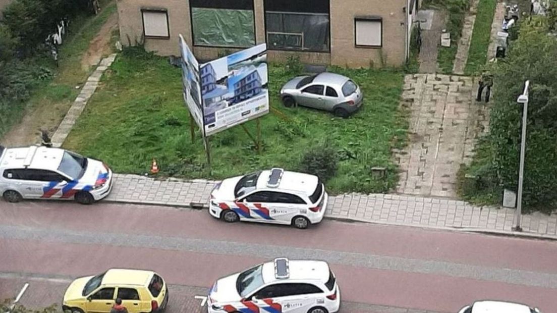 Een buurtbewoner zag afgelopen zaterdag opnieuw meerdere politieauto's bij het pand.