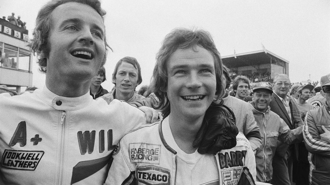 Wil Hartog en Barry Sheene (r) in 1977, na de overwinning van eerstgenoemde (Rechten: Nationaal Archief)