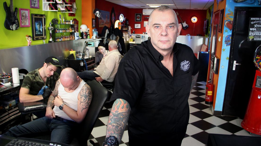 Hommie van der Aa in zijn tattooshop