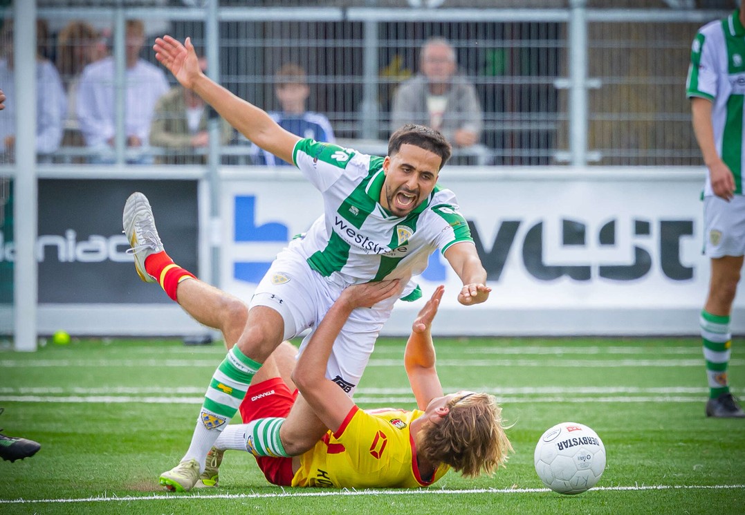 Yassine Azzagari gaat onderuit in duel met een speler van ROHDA Raalte