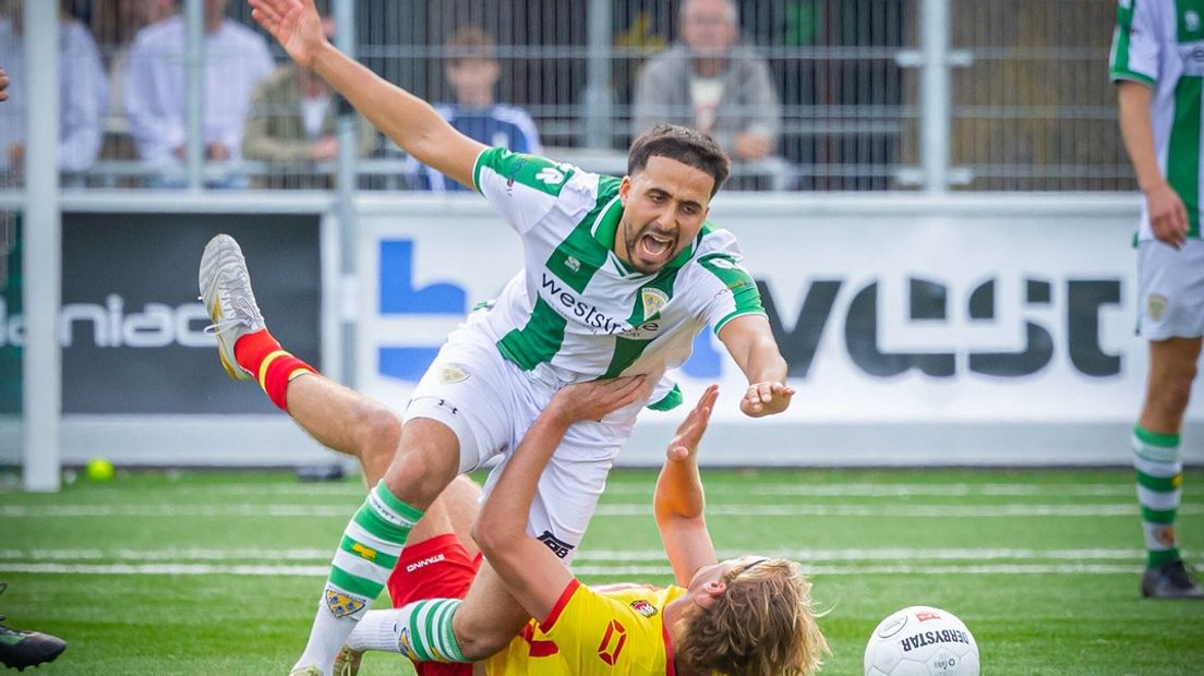 Yassine Azzagari gaat onderuit in duel met een speler van ROHDA Raalte