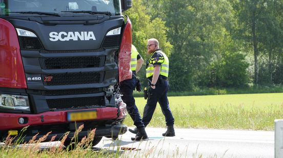 Gewond bij botsing tussen twee autos op A50 bij Herpen. Gewond bij botsing tussen twee autos op A50 bij Herpen.
