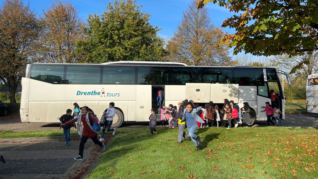 Kinderen van statushouders worden met de bus naar school gebracht