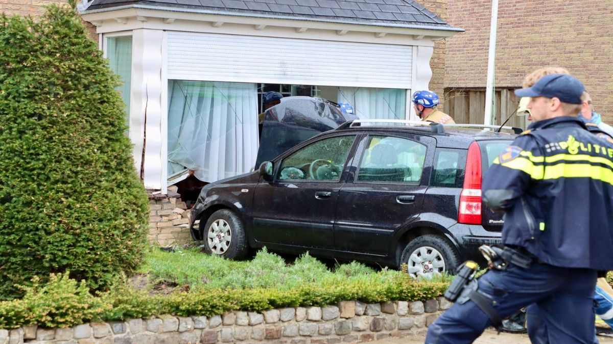 112 Nieuws: Auto ramt tegen woning in Deurningen na aanrijding | Burgemeester sluit woning