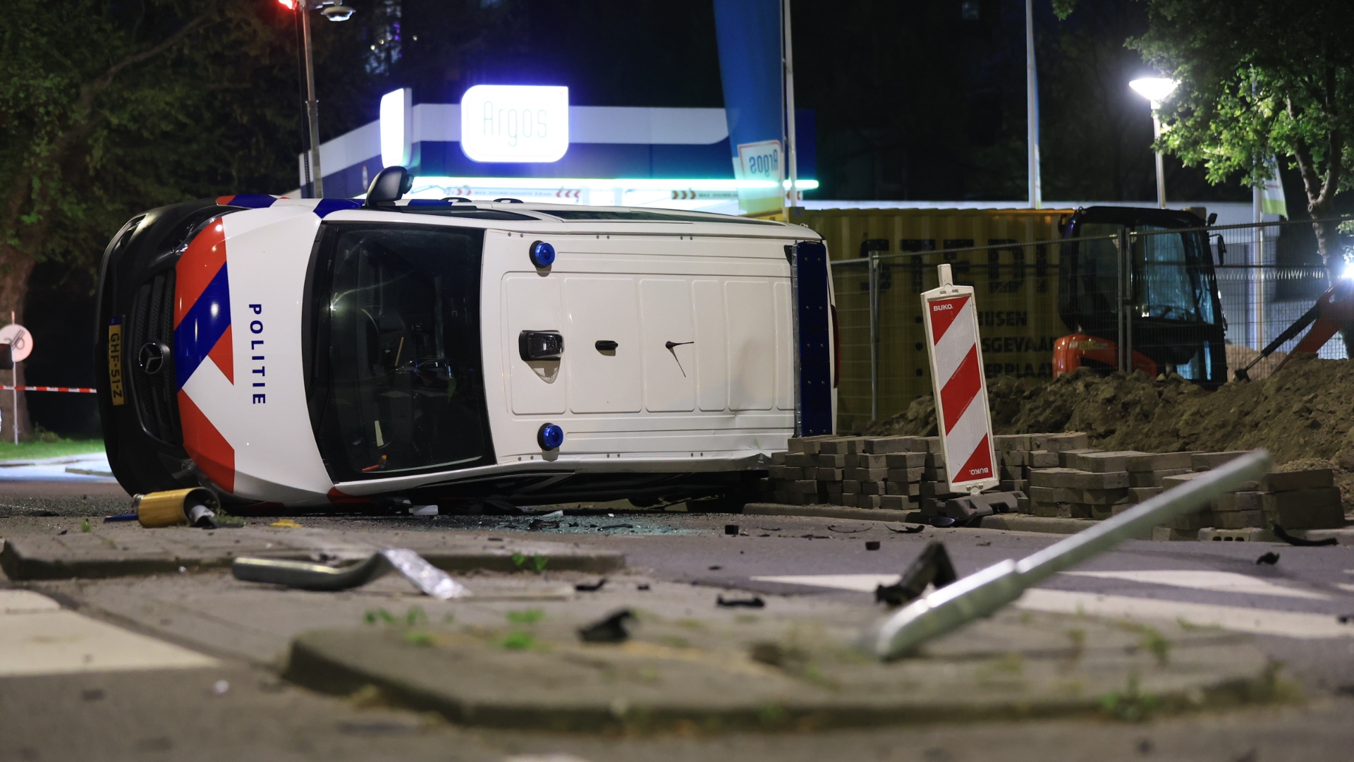 De politiebus sloeg over de kop en kwam op z'n kant tot stilstand.