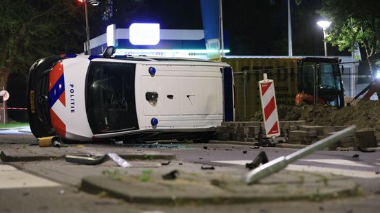 Politieauto slaat over de kop en belandt op zijkant na aanrijding. Politieauto slaat over de kop en belandt op zijkant na aanrijding.