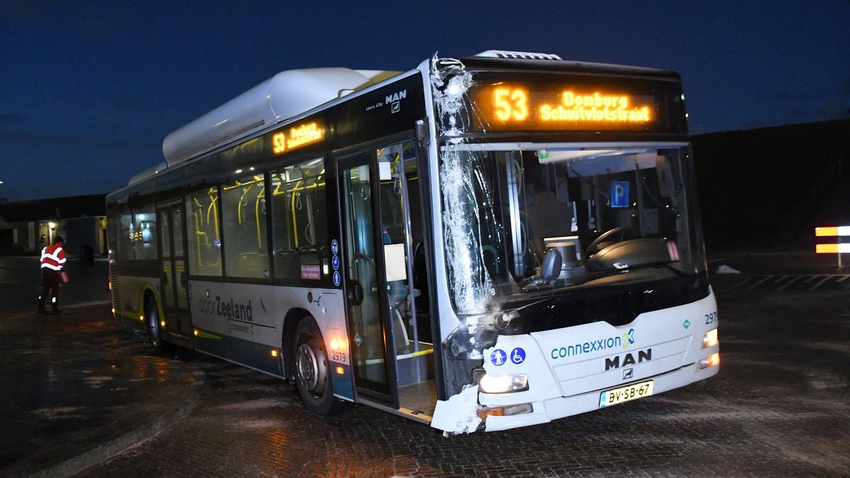 Lijnbus ramt woning in Westkapelle na glijpartij