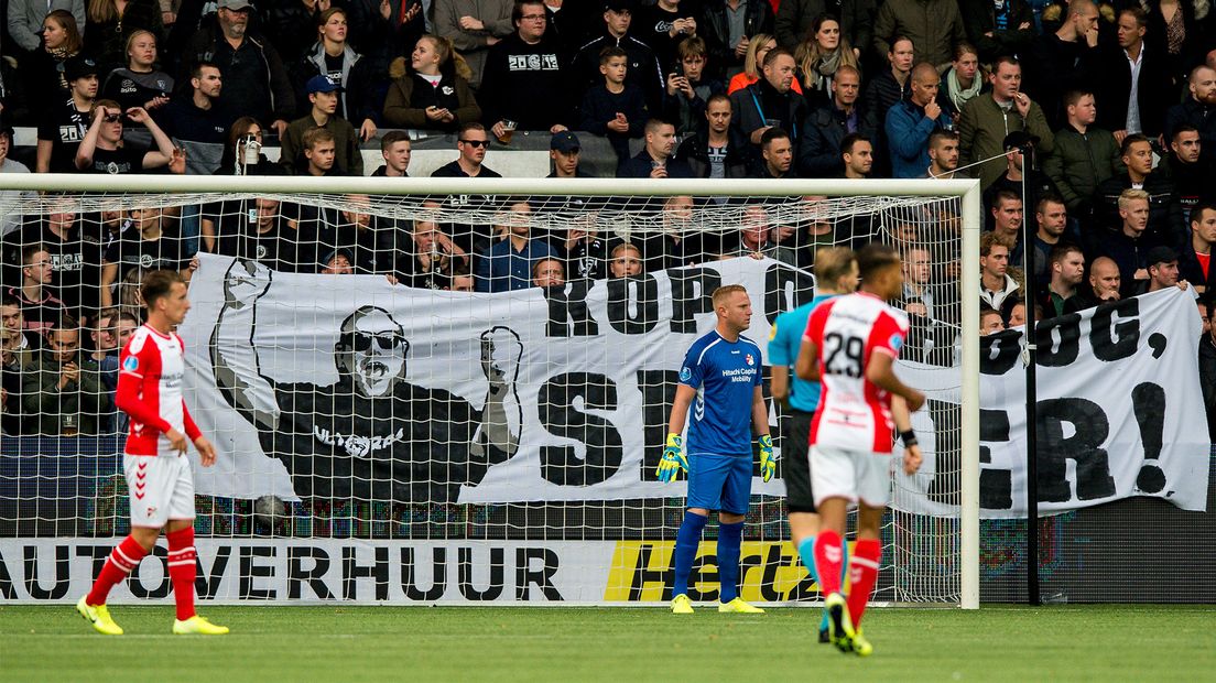 Het spandoek van de Heracles-supporters om Dennis Groen een hart onder de riem te steken (Rechten: Hollandse Hoogte / Cor Lasker)