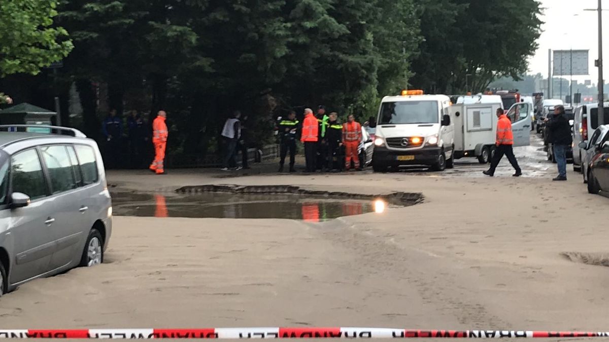 Sinkhole in Rotterdam-Overschie na leidingbreuk