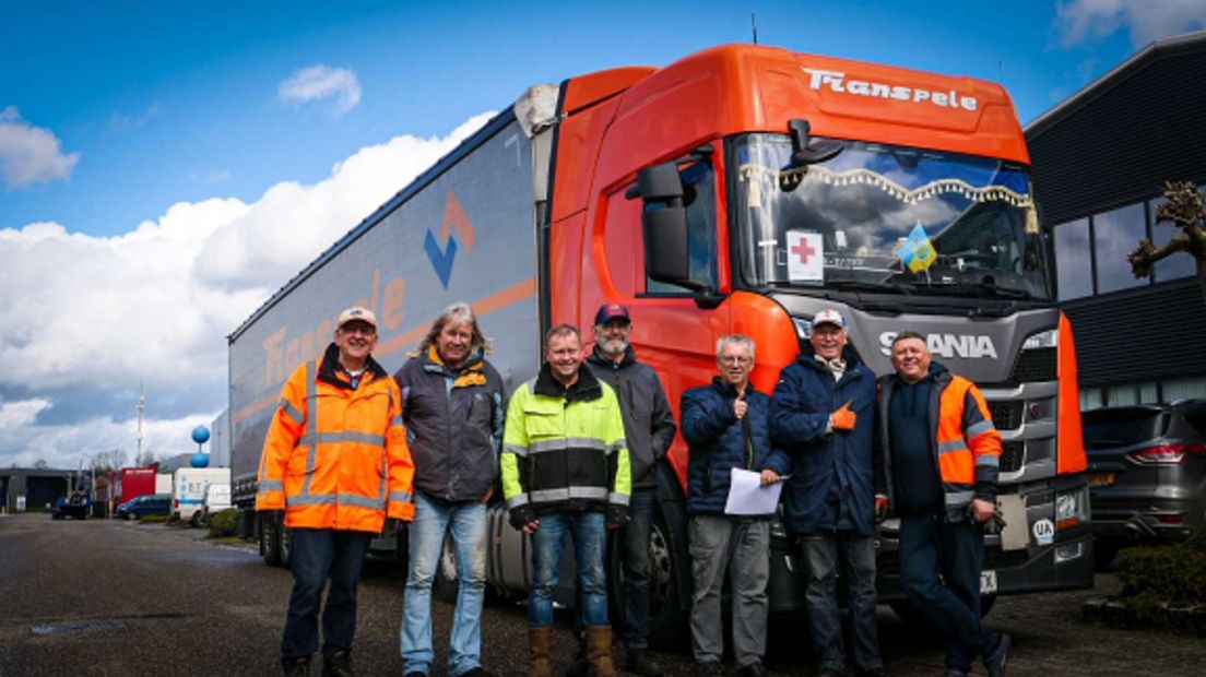 Vrijwilligers van de Stichting Oost-Europa Dinkelland voor de ingeladen vrachtwagen met hulpgoederen