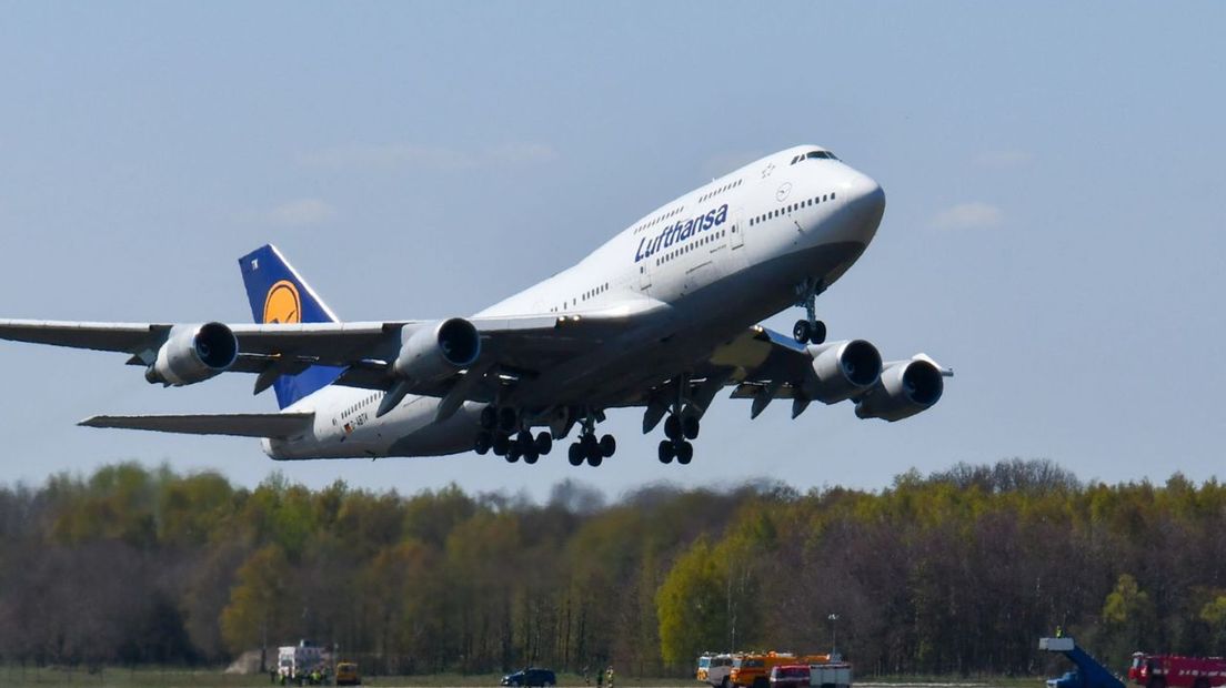 Boeing 747-400 van Lufthansa stijgt op van Twente Airport