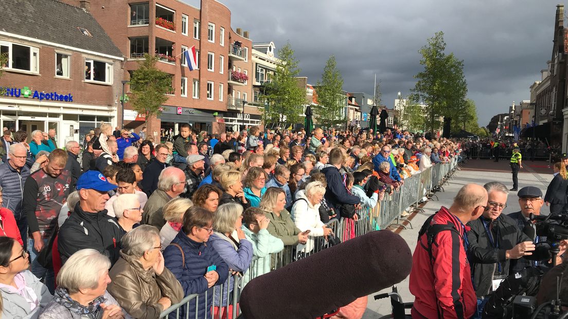 Honderden toeschouwers willen een glimp opvangen van de koning en koningin (Rechten: RTV Drenthe)