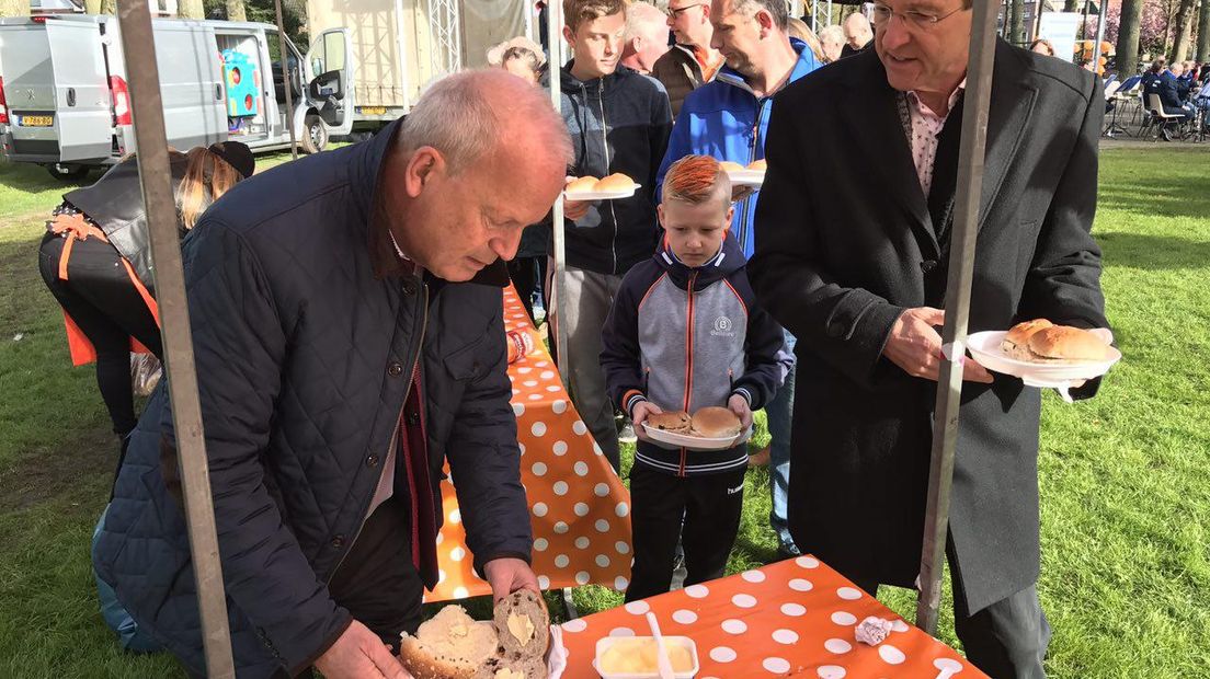Waarnemend burgemeester Jan Hoekema bij het Koningsontbijt in Annen (Rechten: Mark Dijkhuis / RTV Drenthe)