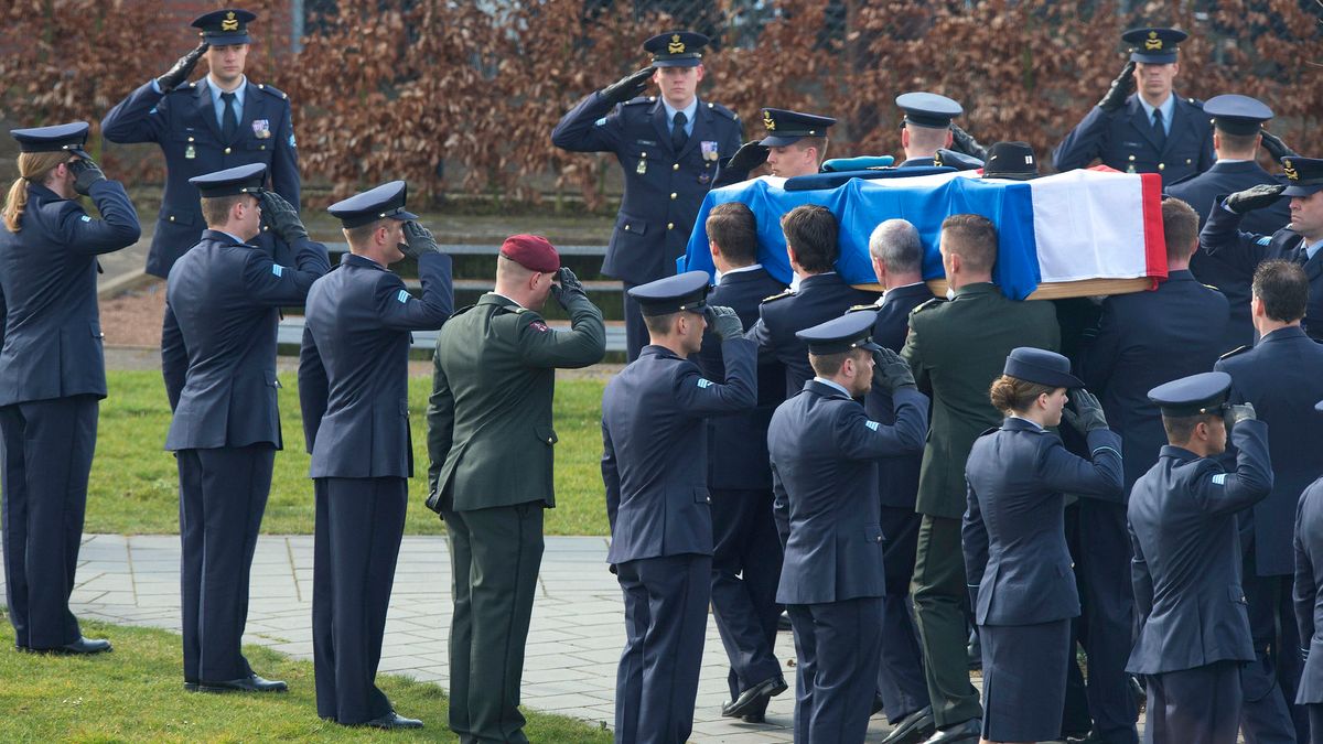 Video: laatste eerbetoon aan omgekomen militair Zeetsen