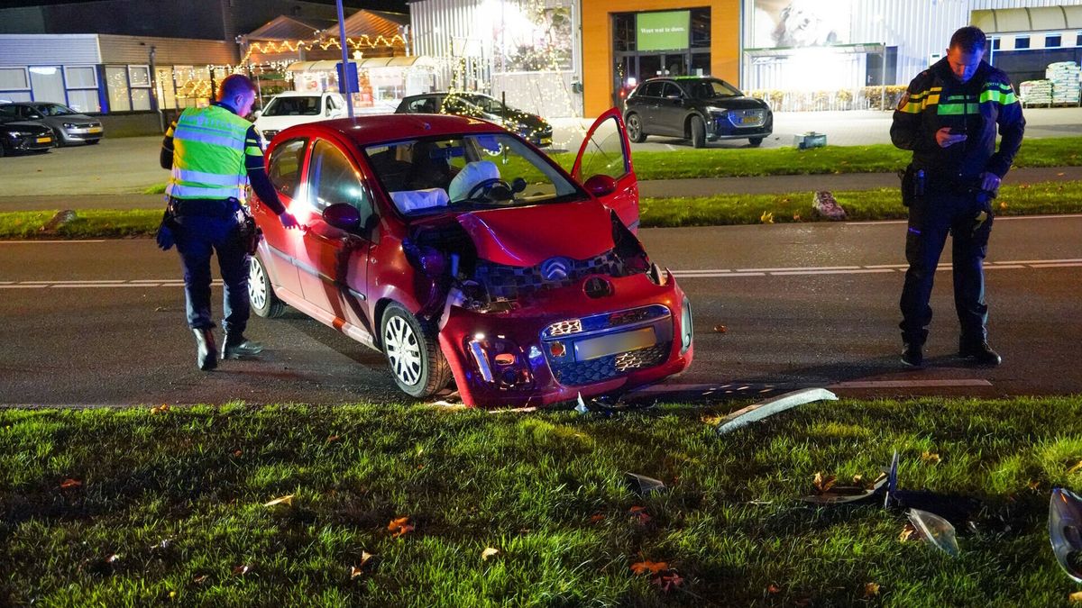 Auto botst tegen boom bij Coevorden, een gewonde
