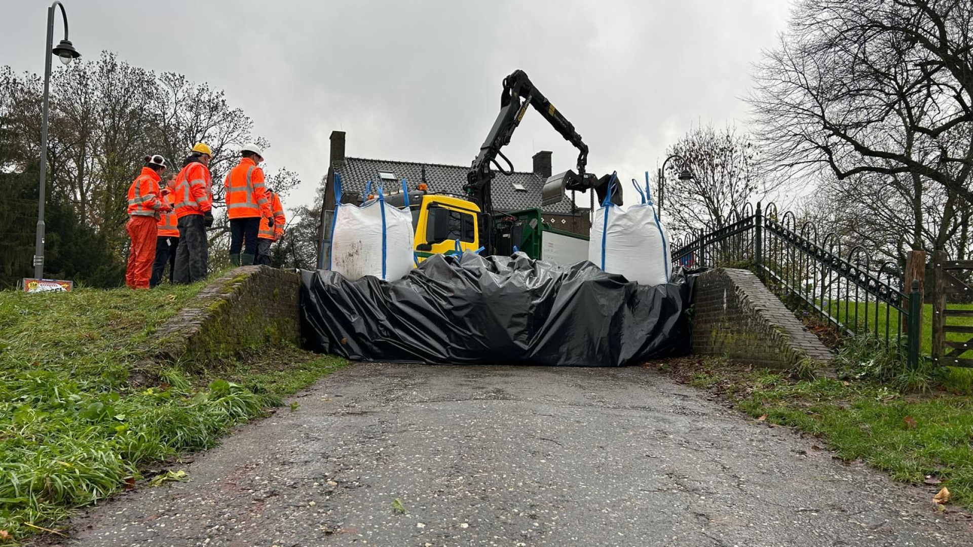 Dijkdoorgang Heteren 'ouderwets' afgesloten met zandzakken
