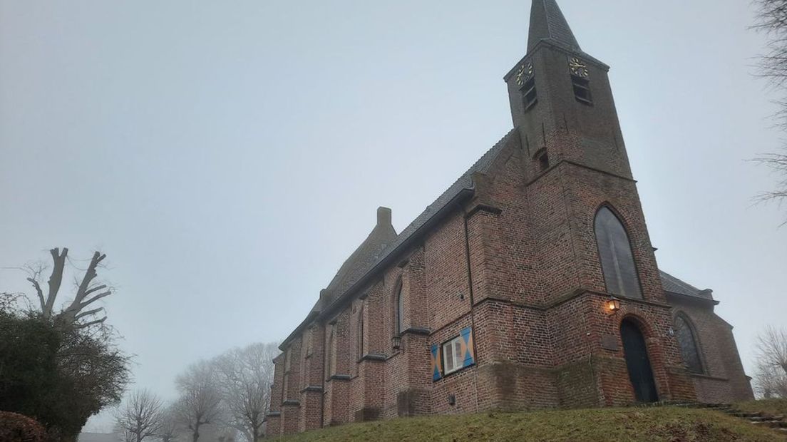 Het kerkje op de heuvel.
