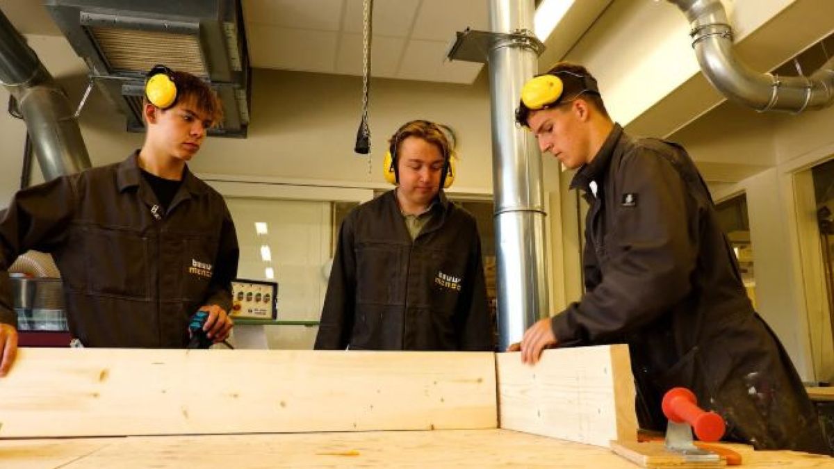 Leerlingen bouwen twee jaar aan huis voor hun docent