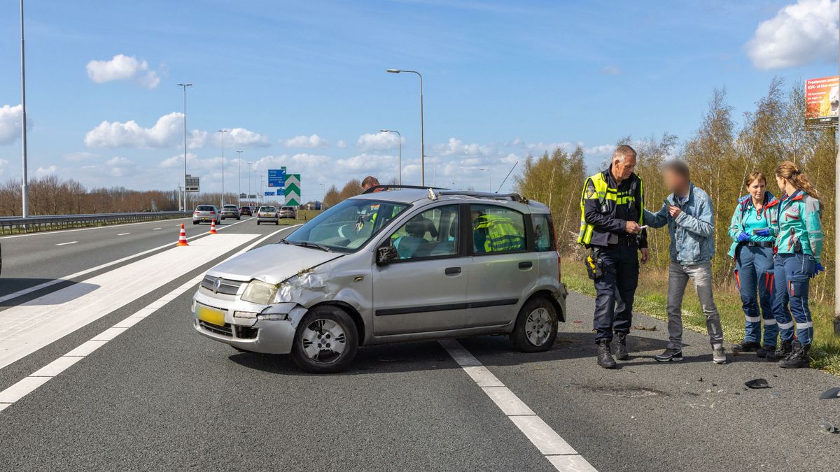 Problemen op de weg bij Heerenveen | Gewonde bij botsing tegen boom in Joure