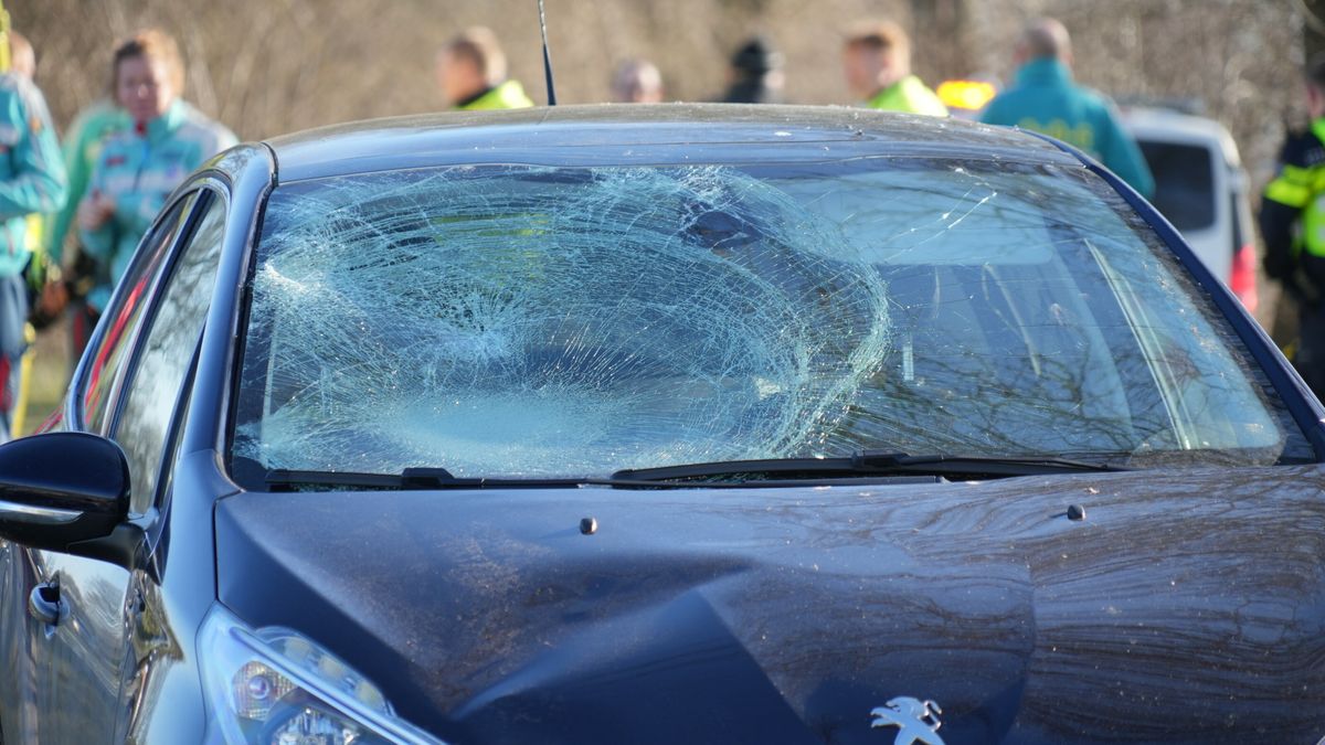 Hardloopster (35) onder politiebegeleiding naar ziekenhuis na botsing met automobilist